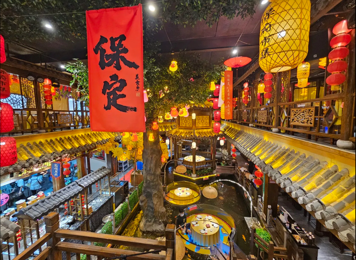 The fishtanks are visible from the photos that diners shared. Photo via Dazhongdianping.