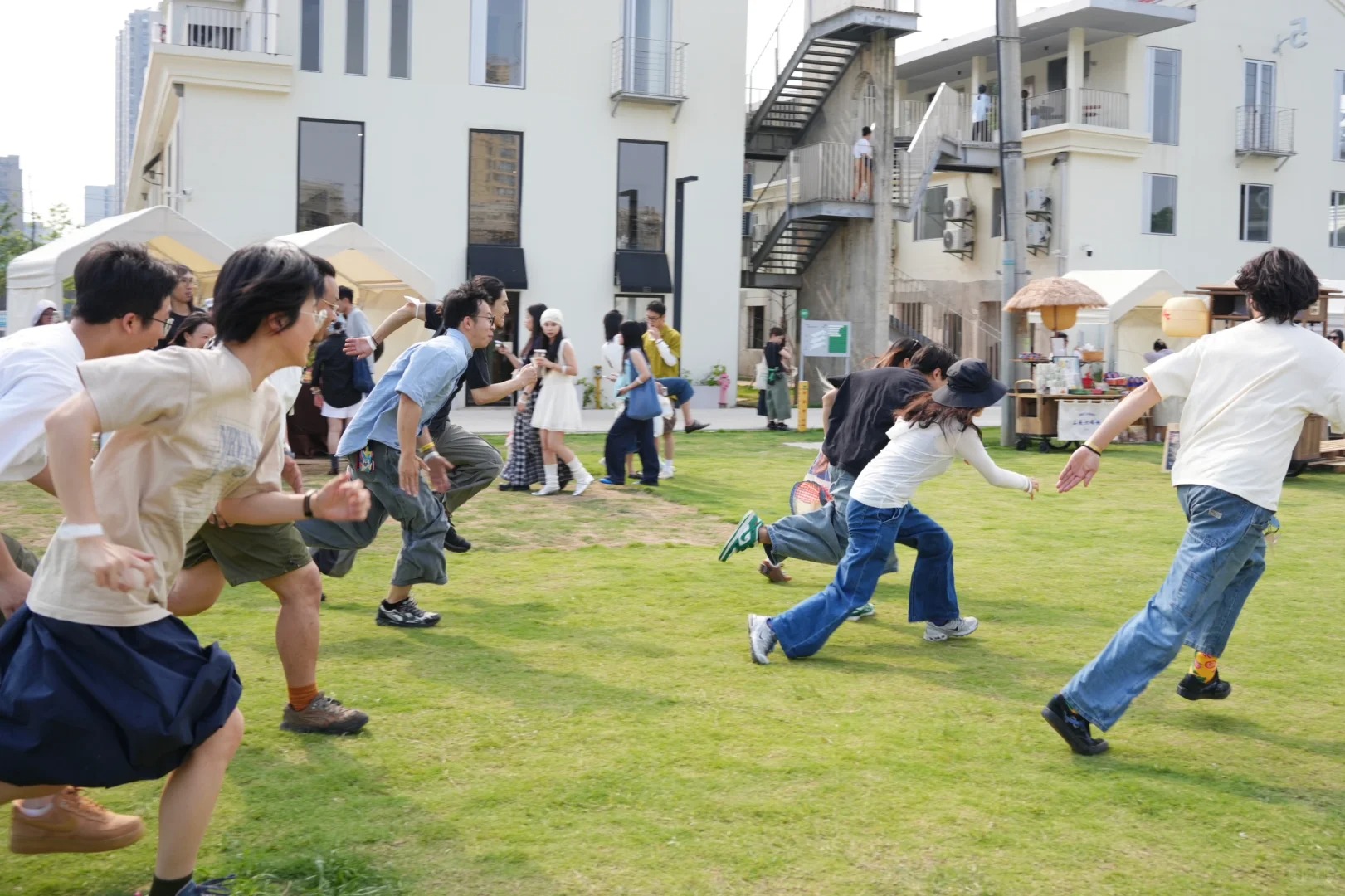 [[rect*]]repair's run on the grass of Jiazazhi spring market. 