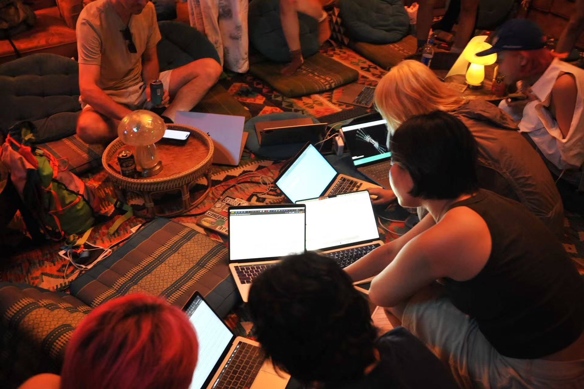People brought up their laptop and started creative coding at the HTML Day Shanghai. Photo via Mia Fan.