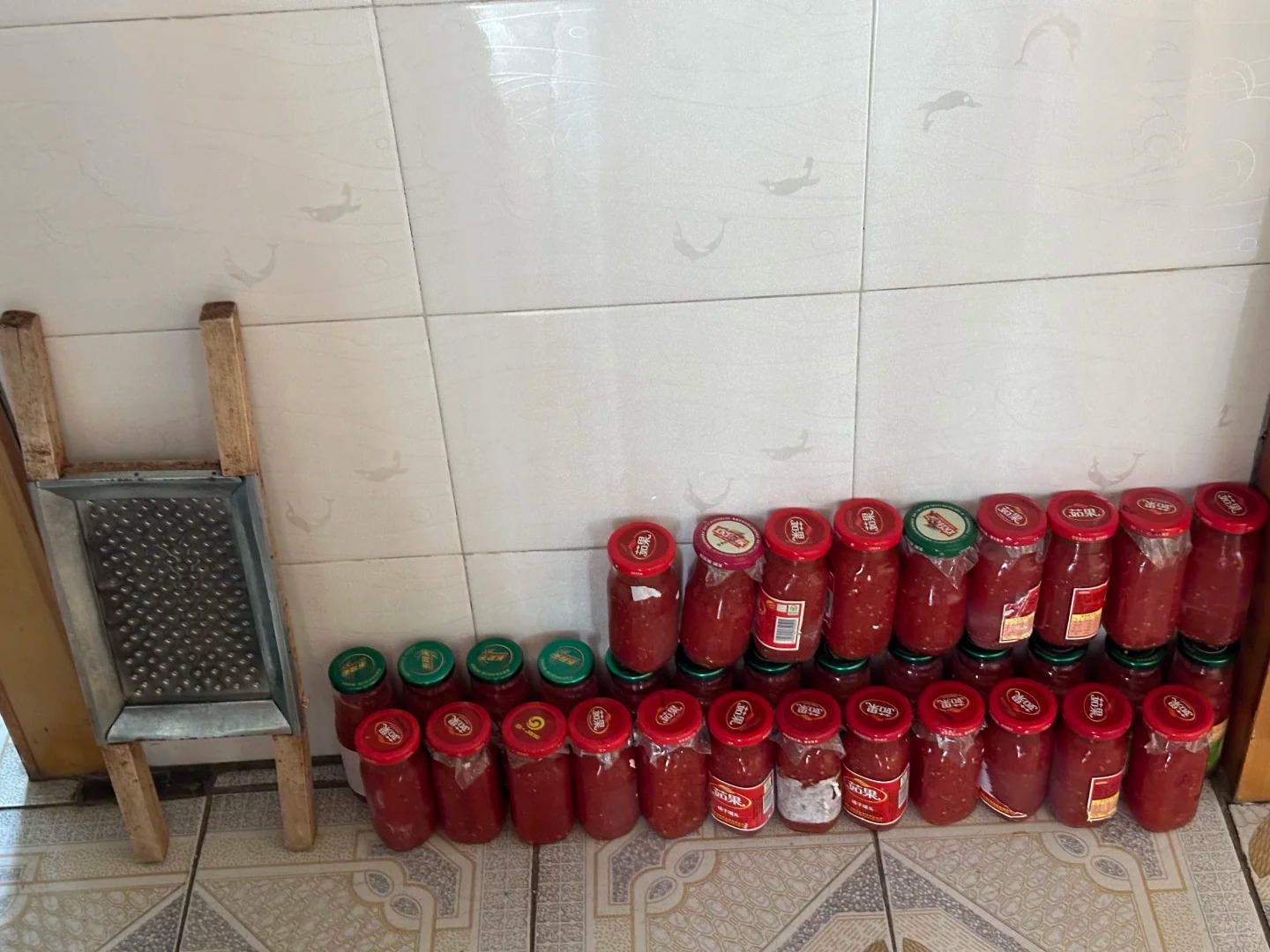 Every Chinese new year, the elderlys in a family make jars of marinated tomato sauce which is enough for the whole coming year. Photo via Xiaohongshu.