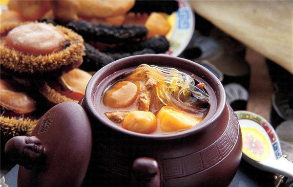 A bowl of the luxurious Fujian dish Buddha Jumps Over the Wall, featuring ingredients like shark fin, abalone, and sea cucumber.