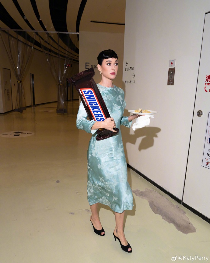 Katy Perry wearing Cheongsam in Cheongsam, holding giant Snicket's doll. Photo via Weibo. 