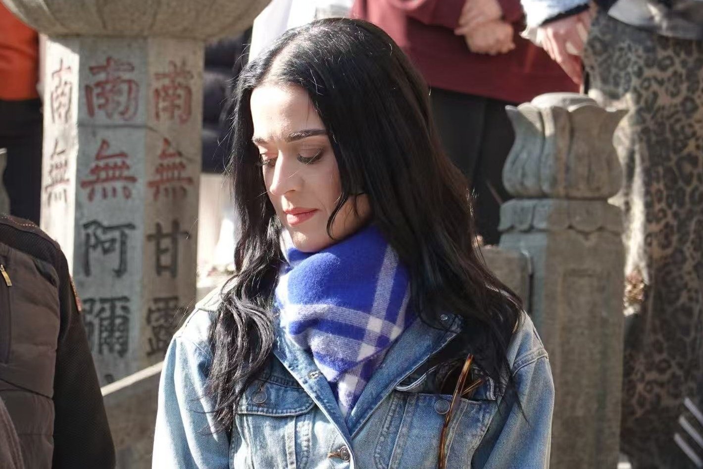 Katy Perry at the famous Lingyin Temple in Hangzhou. Photo via Vietnam.vn.