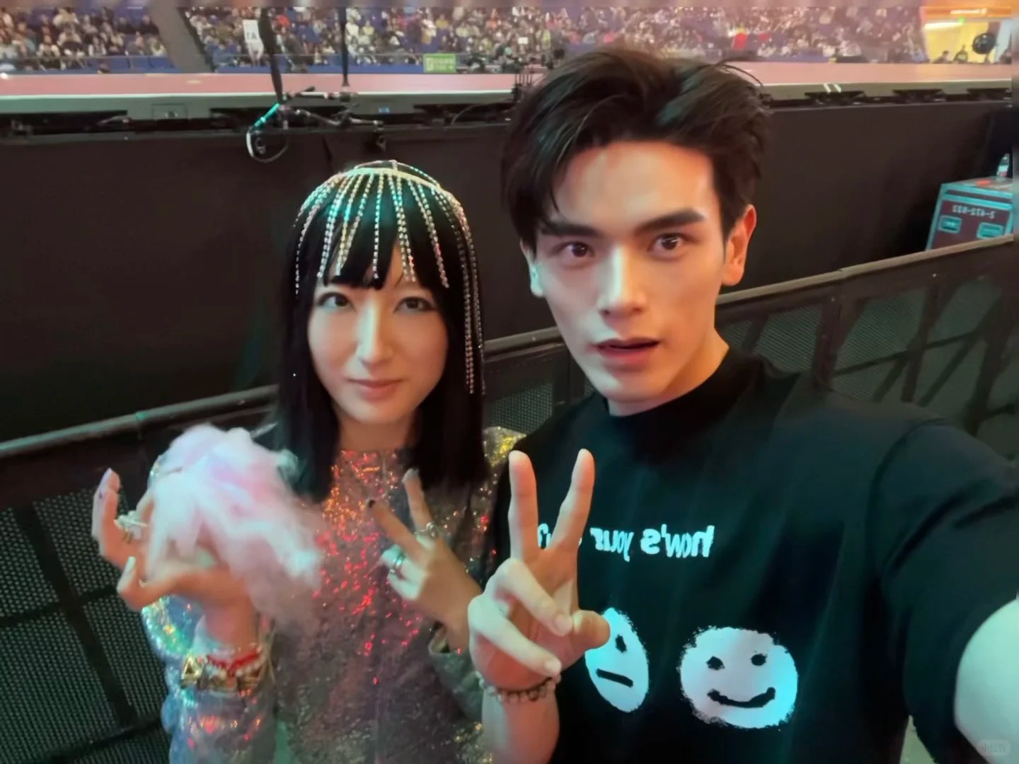 Celebrity like Yao Chi (right) was also spotted at the concert. Photo via Xiaohongshu. 