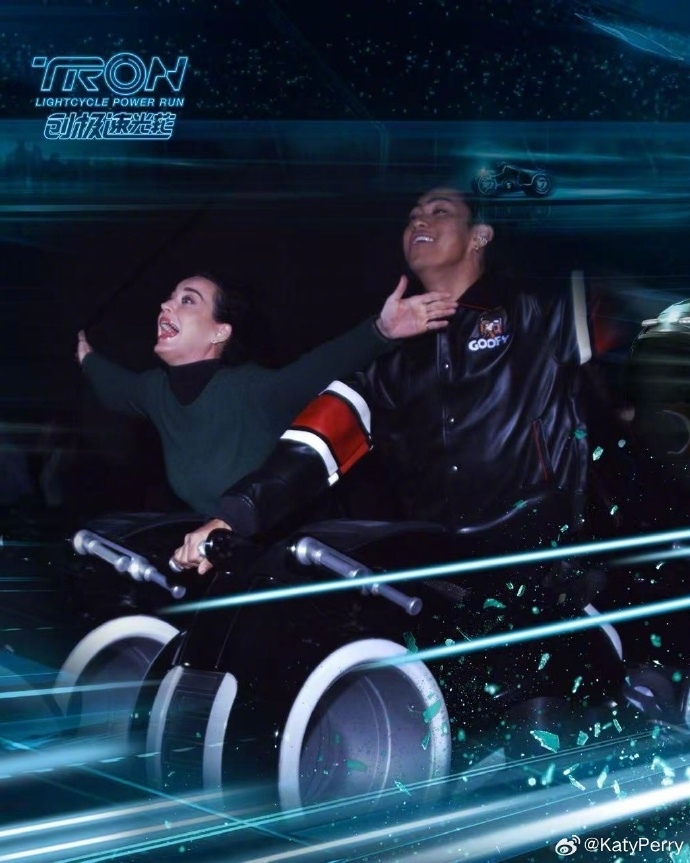 Katycats love her playful exaggeration during the souvenir photo shoot at Tron in Shanghai Disneyland. Photo via Weibo.