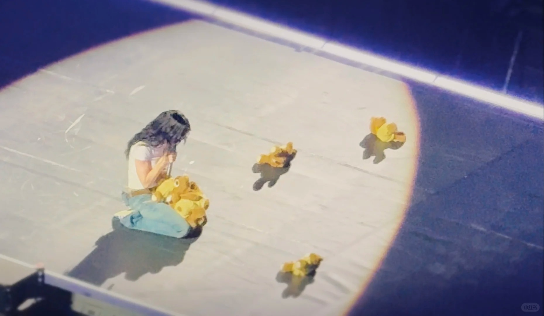 Screenshot from live broadcasting of Shanghai stop. Katy with the Teddy Bears her fans threw to her. Screenshot via Xiaohongshu. 