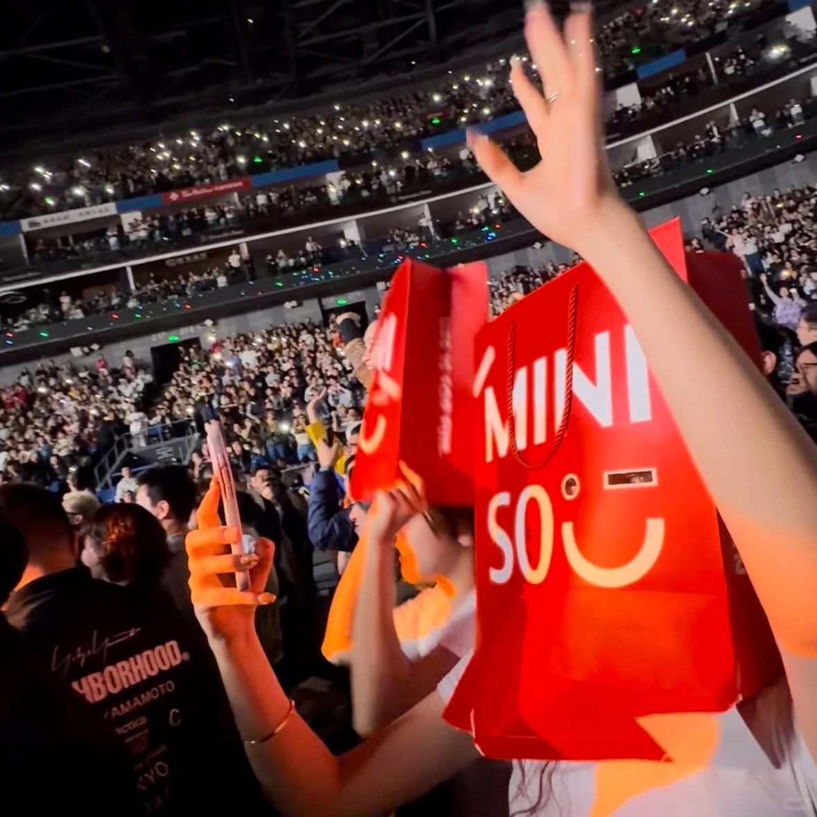 MINISO wore paper bags with eye-catching logo to the show after they were labeled as "random store". Photo via Xiaohongshu. 