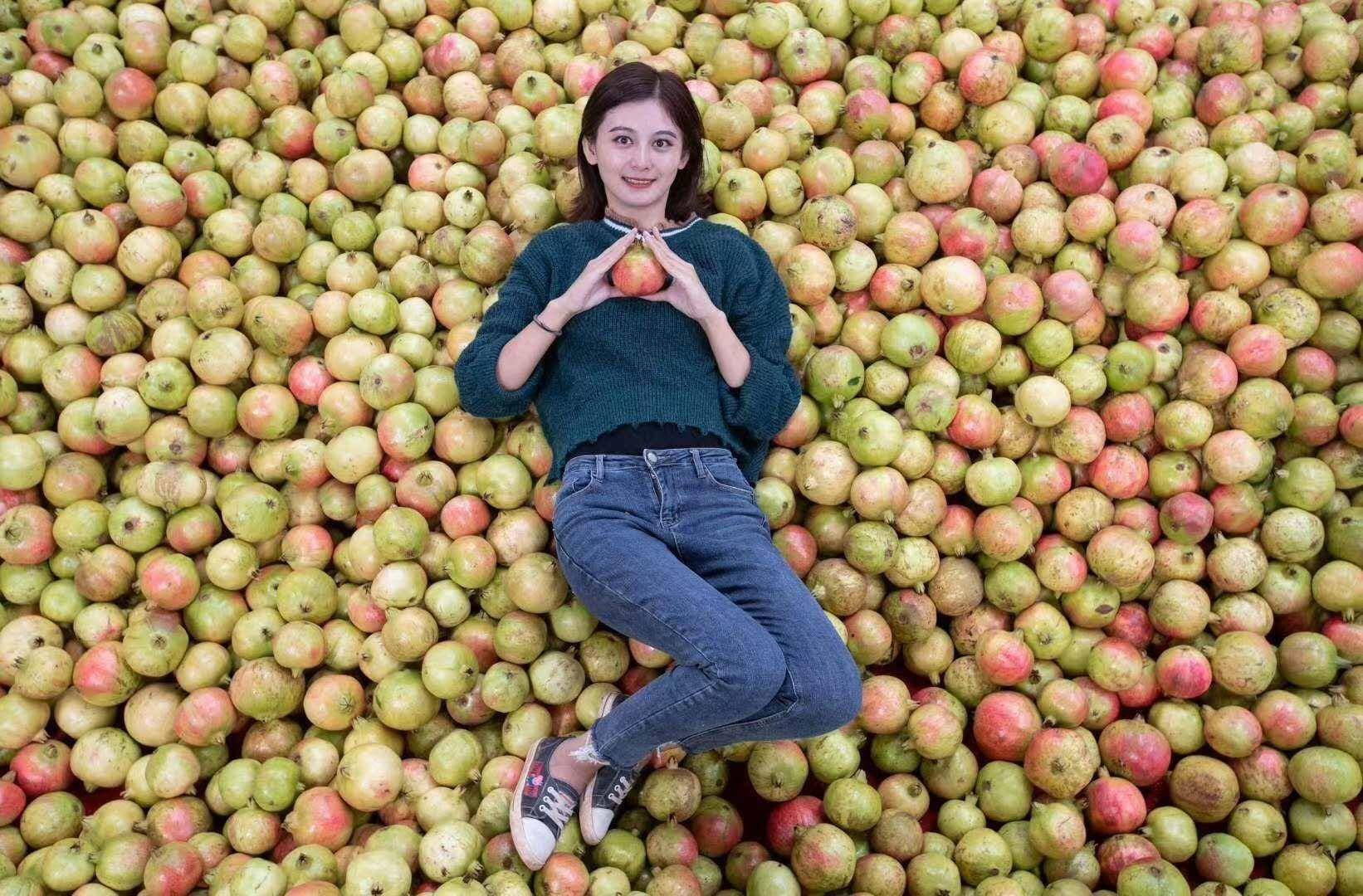 Former flight attendant causes a stir by growing pomegranates in remote Sichuan region – RADII