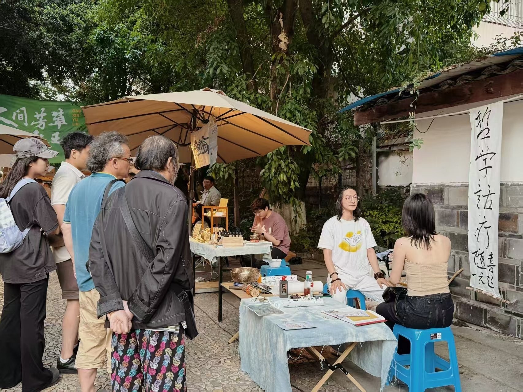 RADII explores street side philosophical conversation therapy vendors in Chengdu, China.