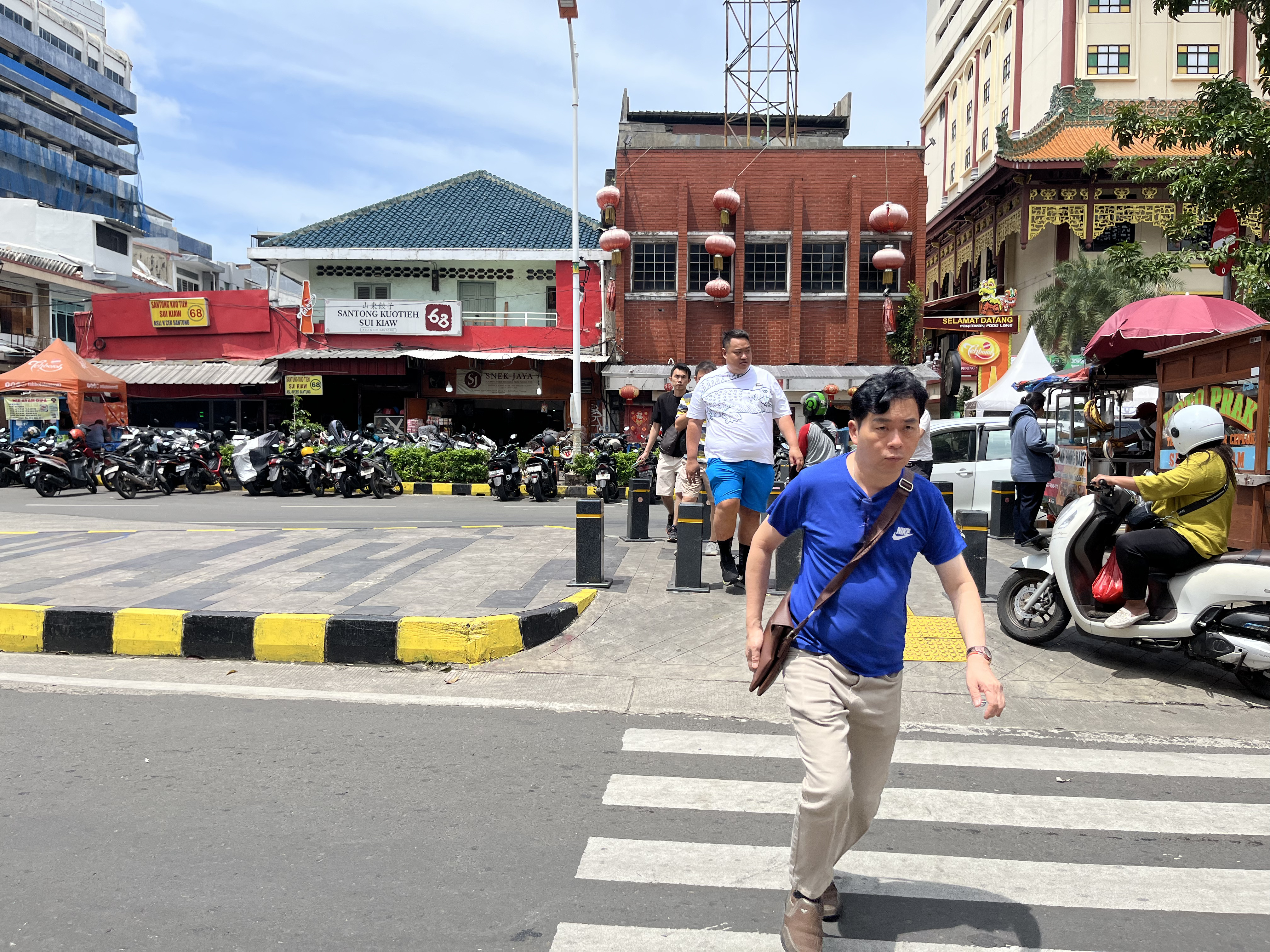 RADII delves into halal Chinese food from Indonesia and from the muslim community.