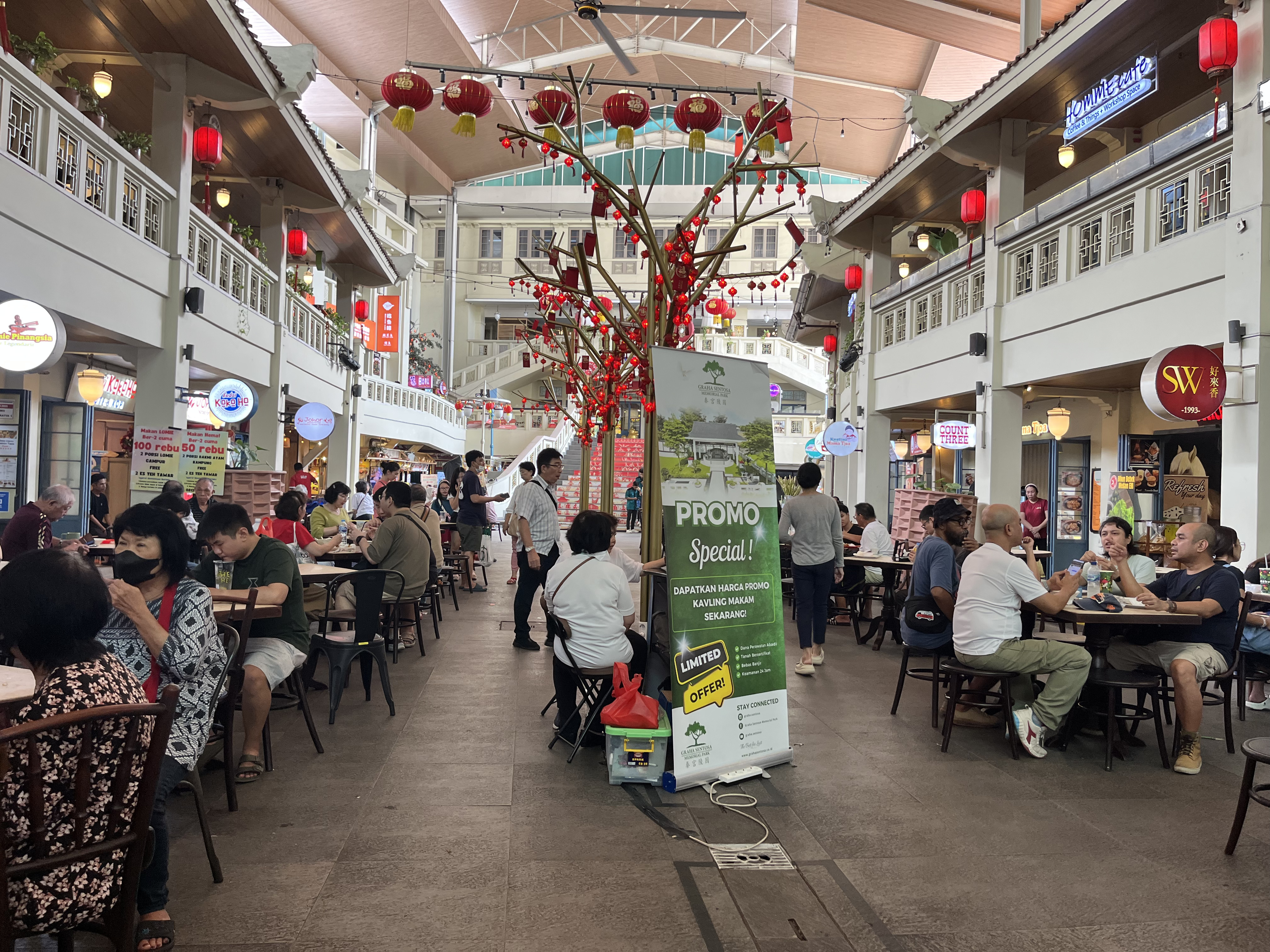 RADII delves into halal Chinese food from Indonesia and from the muslim community.
