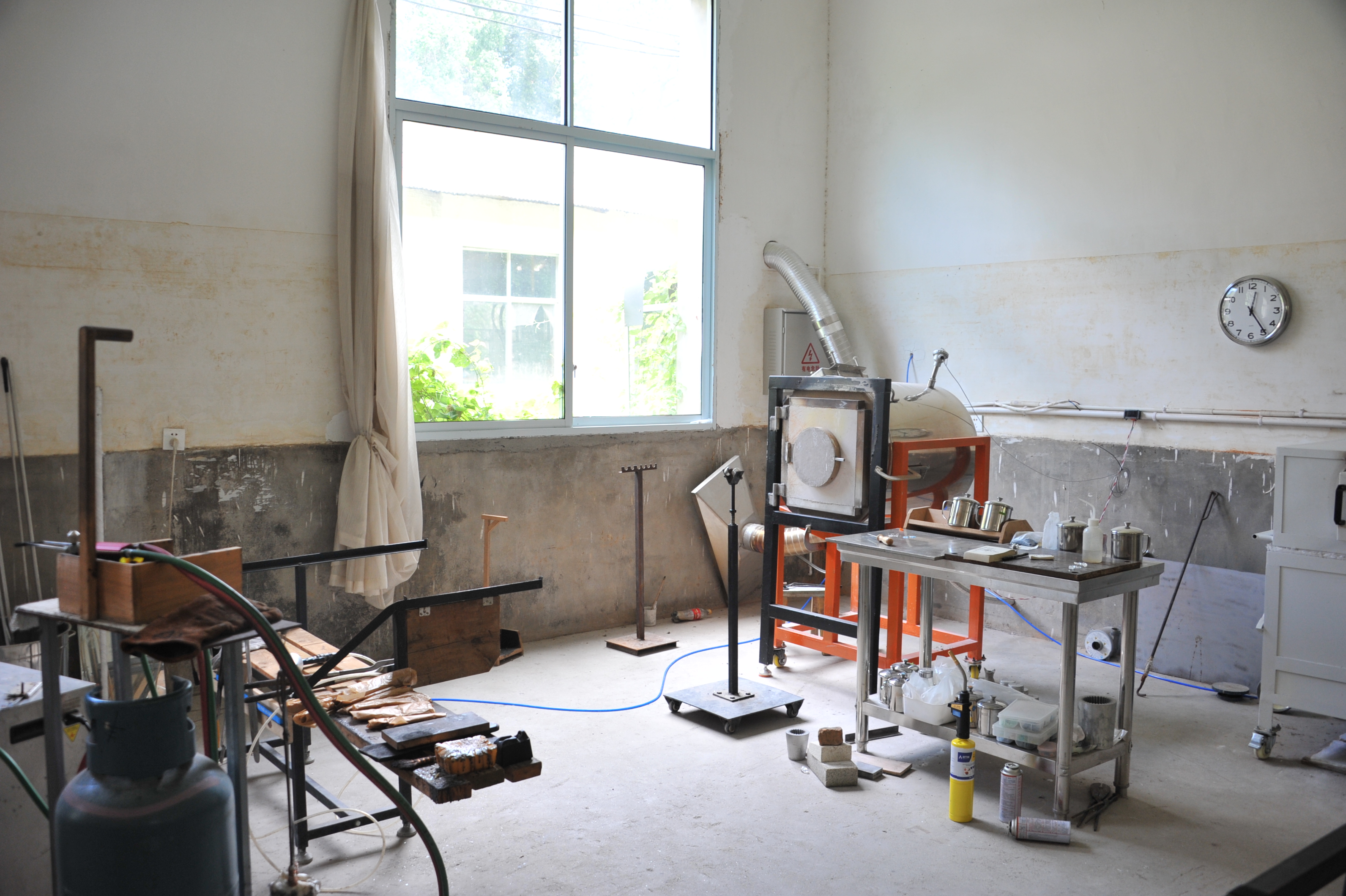Chinyurin’s customized glass kiln. The ventilation goes out from the window. Photo via Mia Fan.