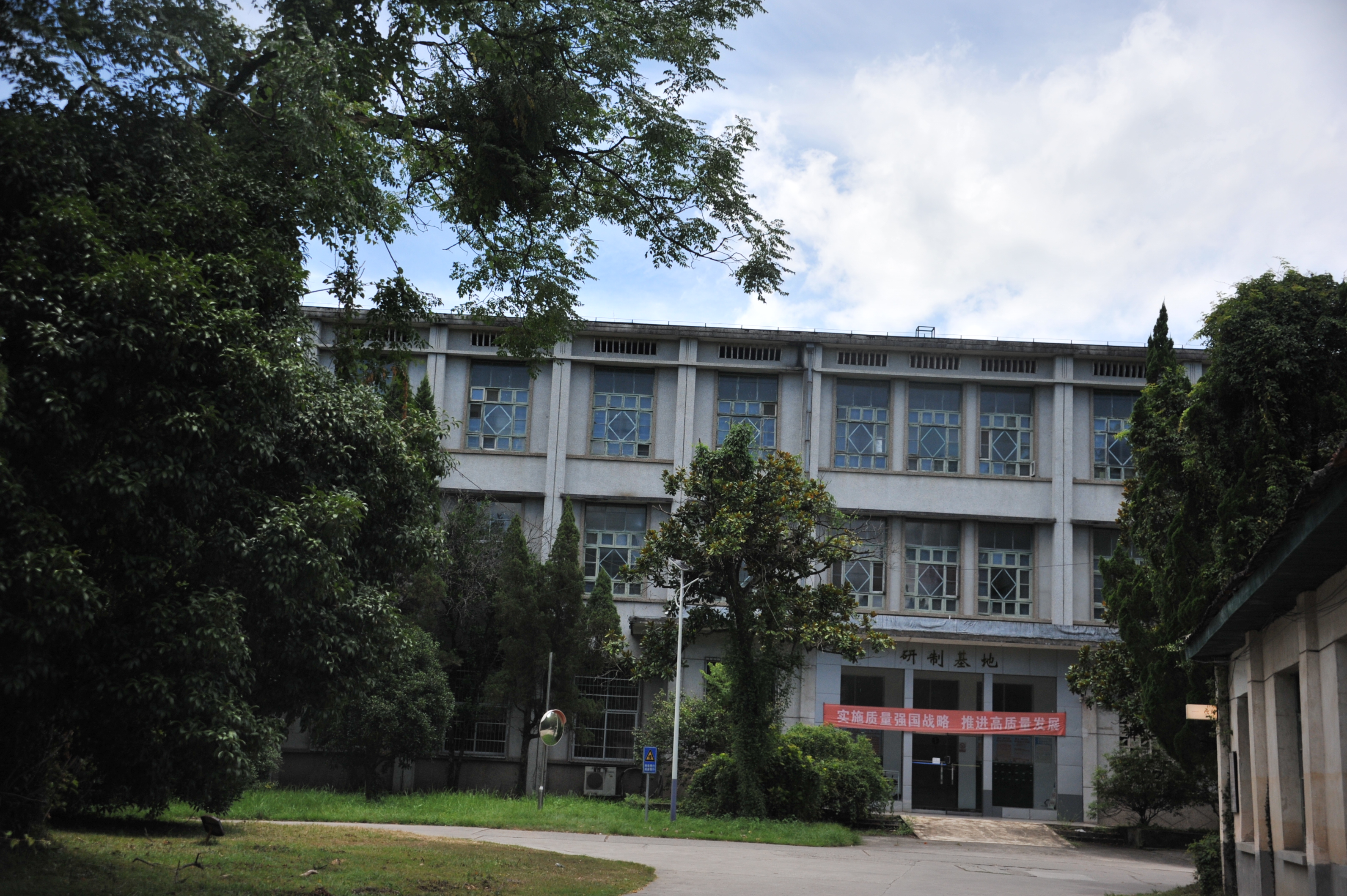 740 factory still have office in use. Photo via Mia Fan. 740 factory still have office in use. Photo via Mia Fan.