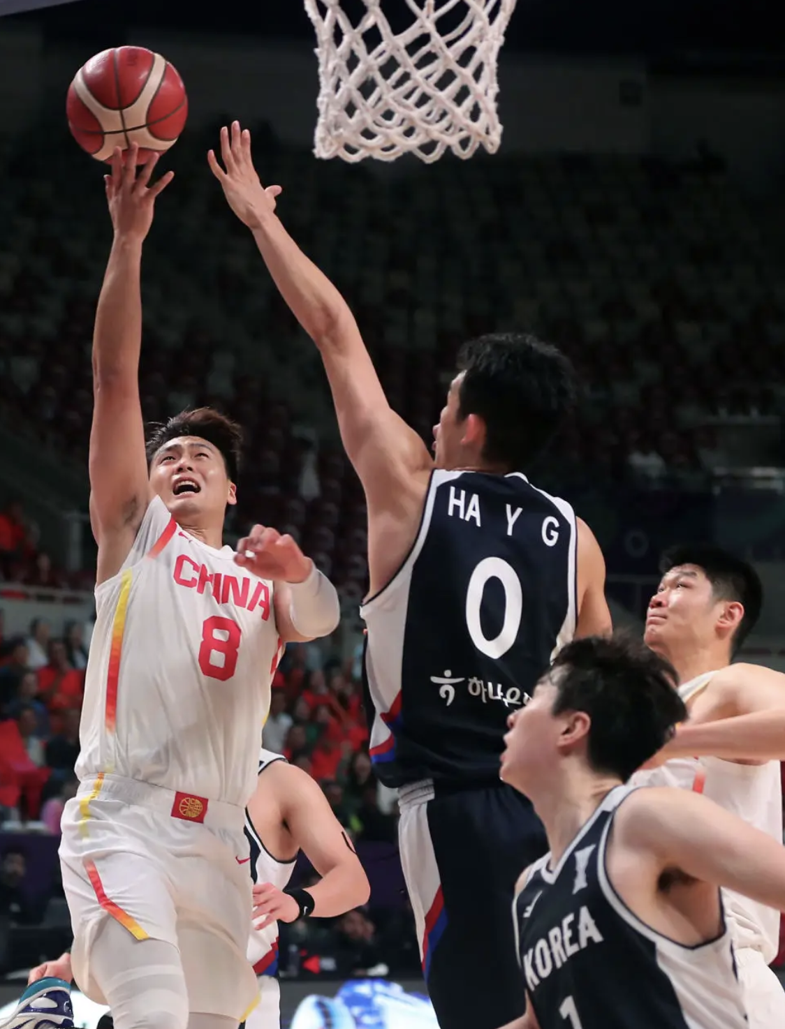 Chinese men's national basketball team wins silver in FIBA Asia Cup, one point behind Australia. 