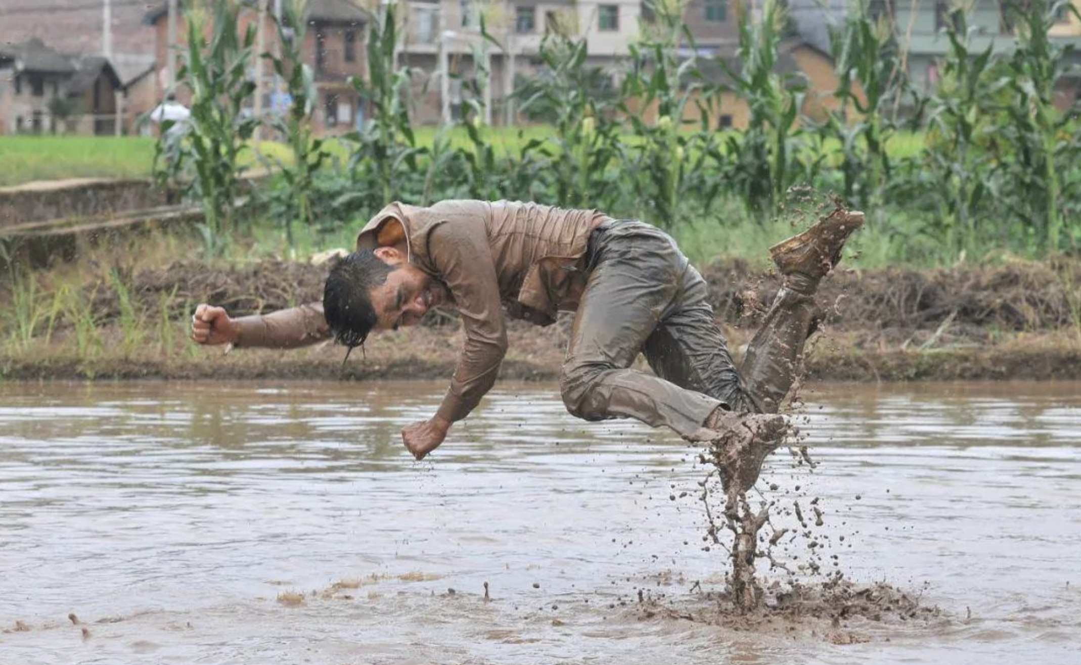 Chinese performance artist Li Binyuan, exploring absurdity and rejecting the mundane.