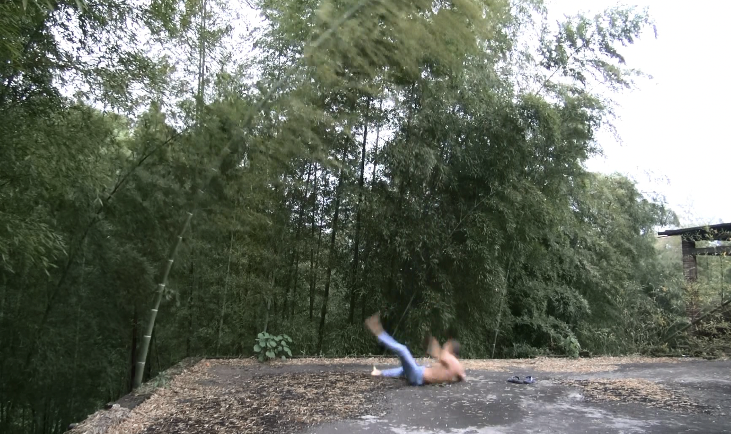 Chinese performance artist Li Binyuan, exploring absurdity and rejecting the mundane.