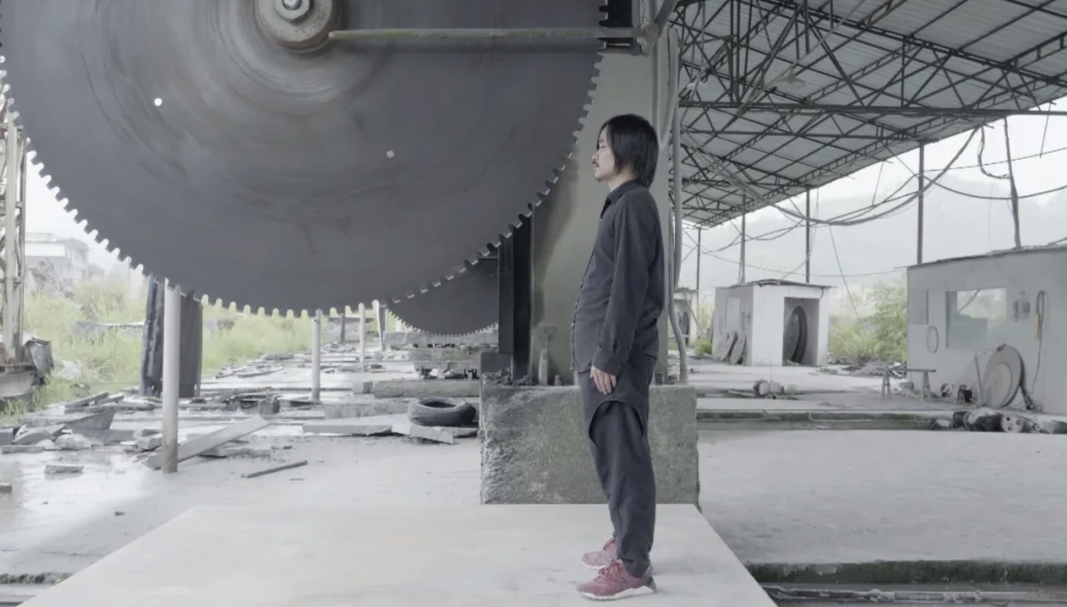 Chinese performance artist Li Binyuan, exploring absurdity and rejecting the mundane.
