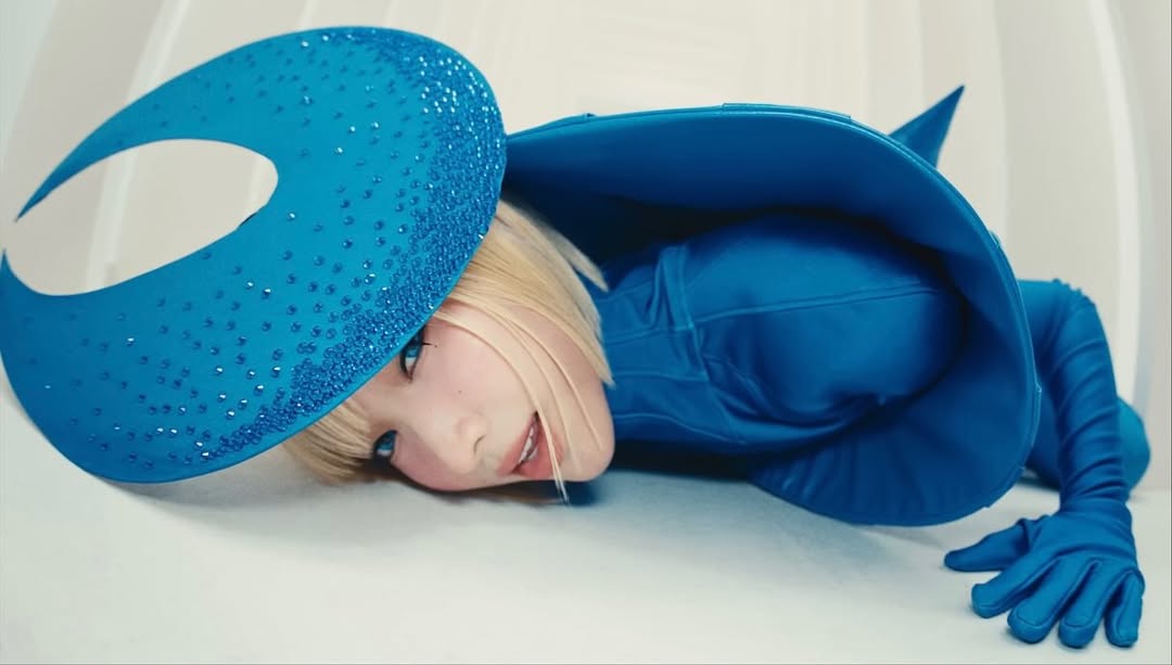 Member Maya was in Windowsen's design with eyecatching and futuristic blue. Photo via Windowsen.