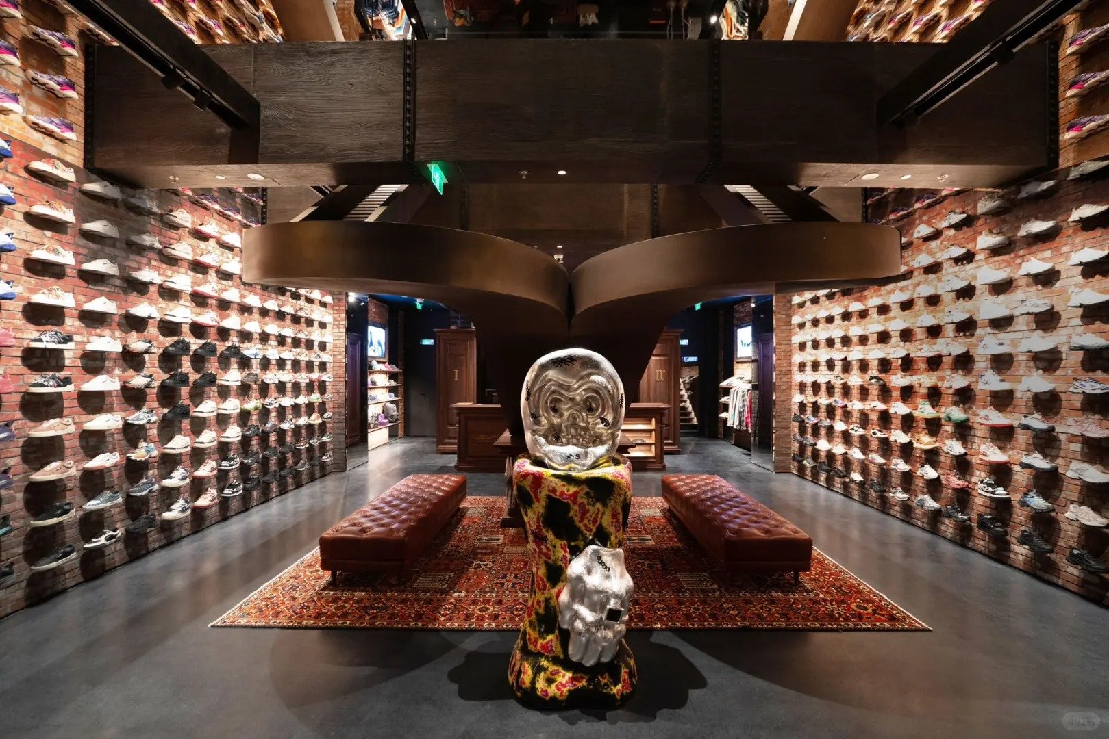 ANTA Sports, Chinese multi-brand sportswear company opens first North America flagship store in Beverly Hills, while also collaborating with MUSINSA in China. 