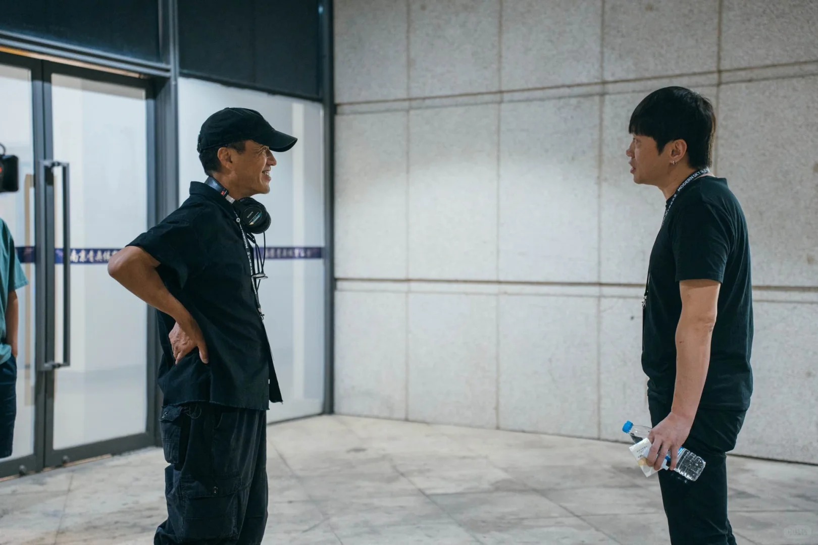 Film director Lou Ye and the singer Hua Dong discussing about their concert documentary. Photo via Re-TROs.