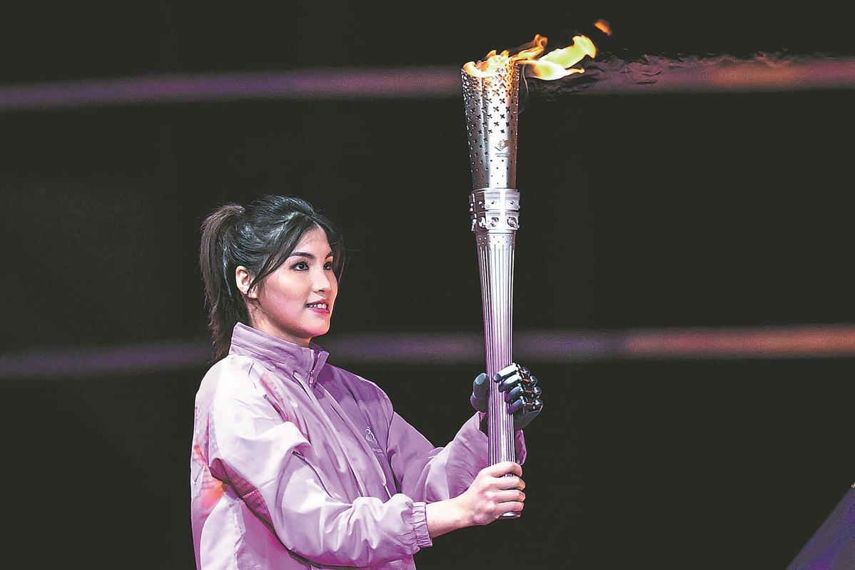 The new technology enabled the torchcarrier Xu Jialing to pass the torch on he 4th Asian Para Games in Hangzhou. Photo via China Daily. 