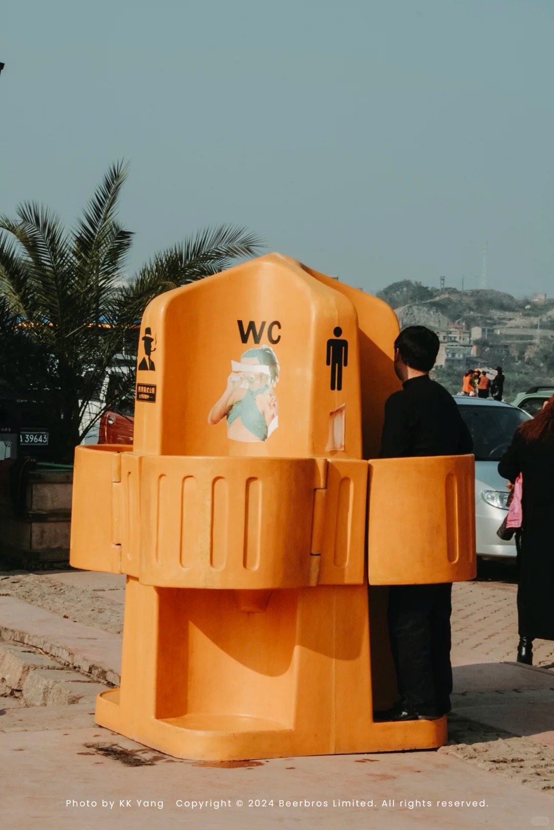 Outdoor toilet in Foreigners' Street. Photo via Xiaohongshu.