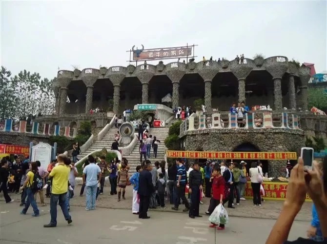 The most 牛 (best) toilet in the world. Maximum capacity was 2000 people thanks to the advanced ventilation. Photo via Xiaohongshu.