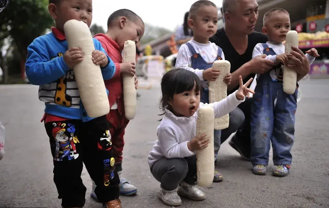 Children and mantou (bun) for only one RMB in their hand. Photo via Insights.