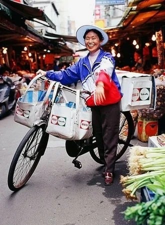 Yakult mom from the 2000s. Cover Image via Iczhiku.