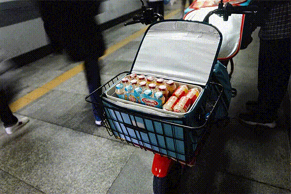 Yakult mom in the Guangzhou subway. Image via Zhihu.