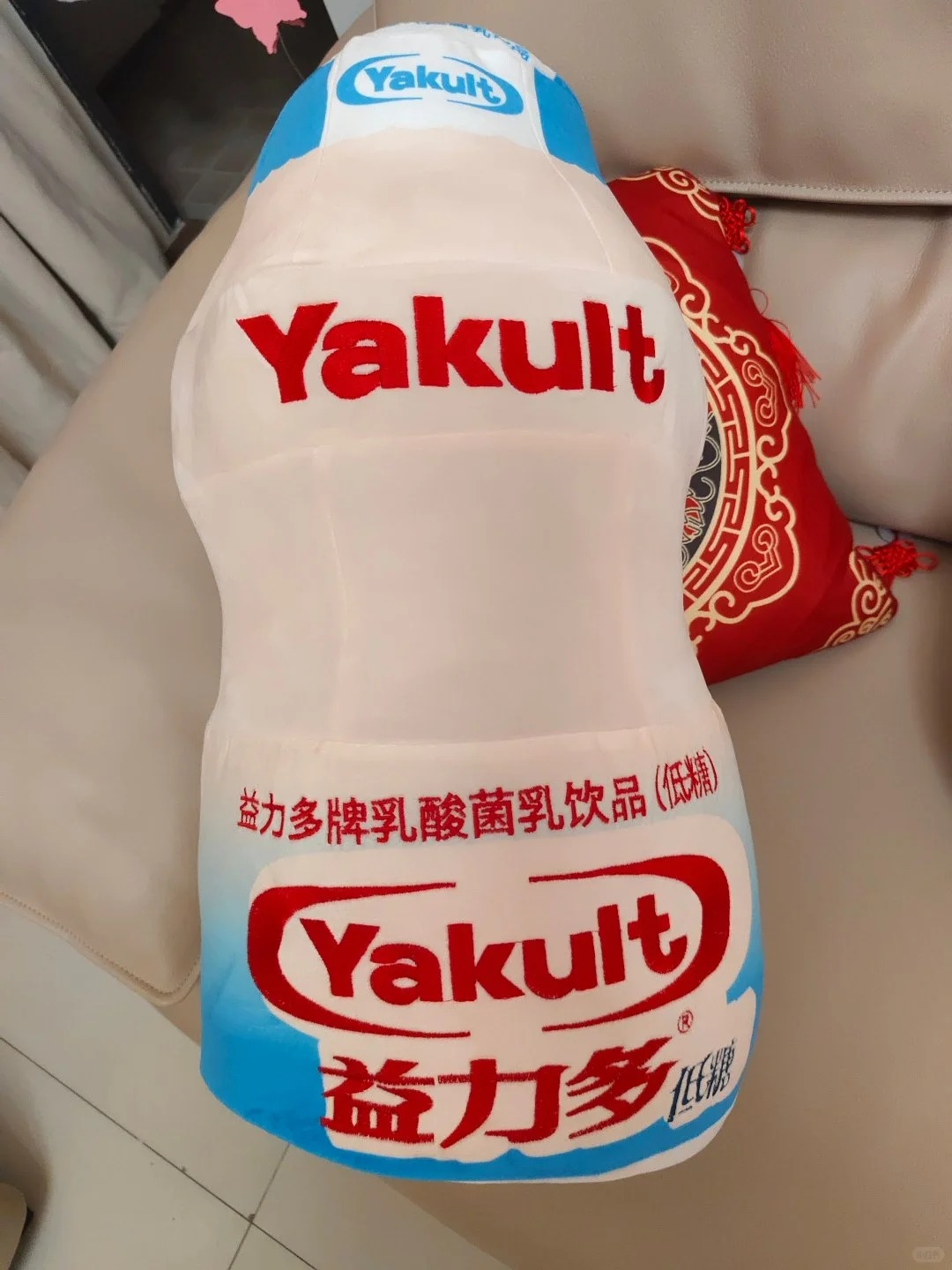 The huge Yakult doll as a gift for members from Yakult mom. Photo via Xiaohongshu.