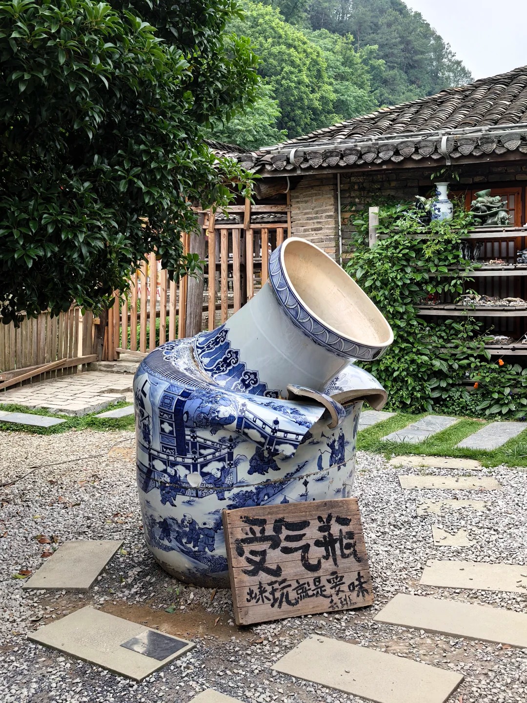 RADII explores the "Porcelain Capital" of China, Jingdezhen from Jiangxi province famous for its ceramics heritage and modern porcelain art.