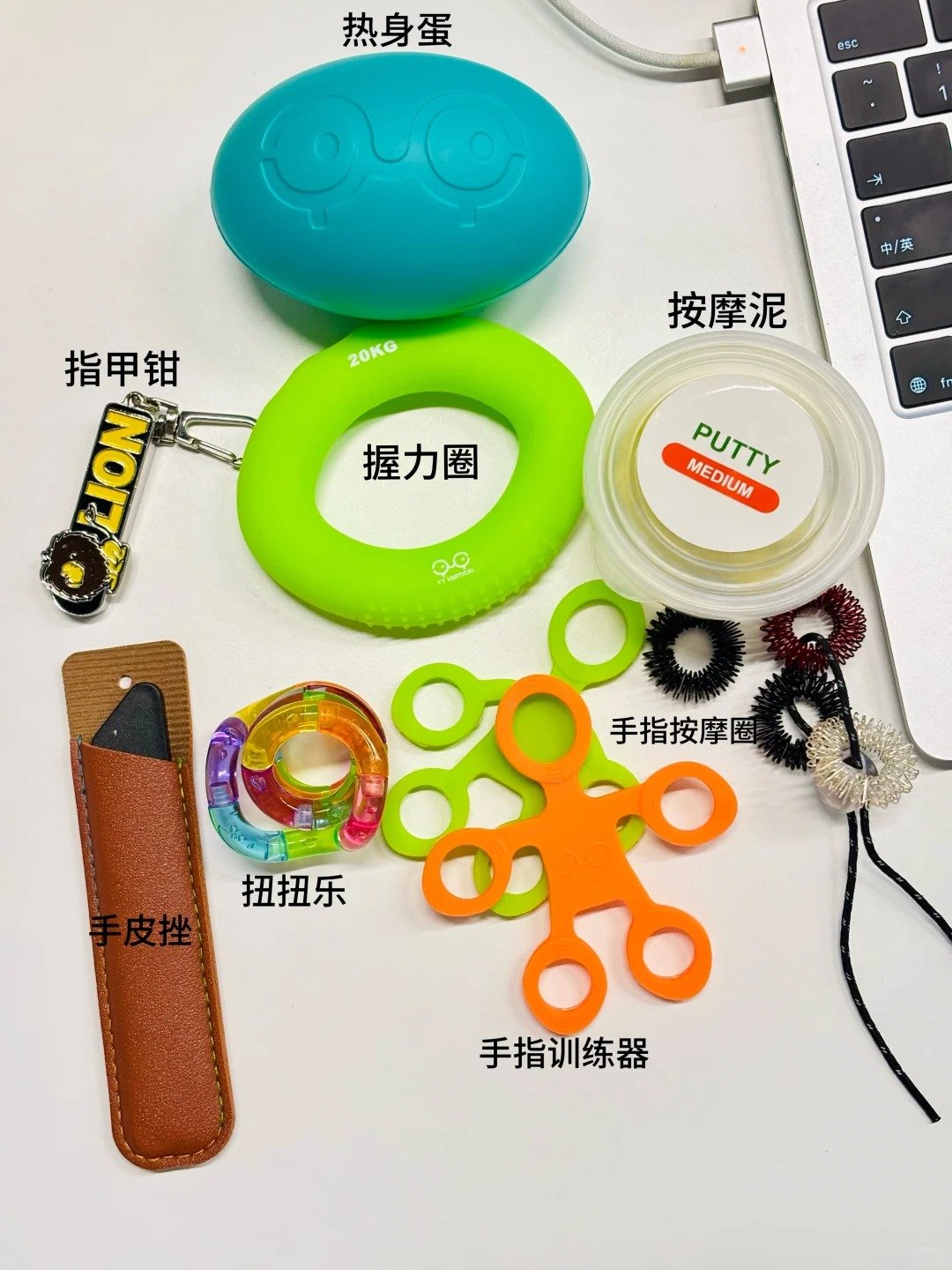 Boulderers with ADHD share their asset, not only bouldering help to focus, these fidgeting tools also help with finger relaxing. Photo via Xiaohongshu.