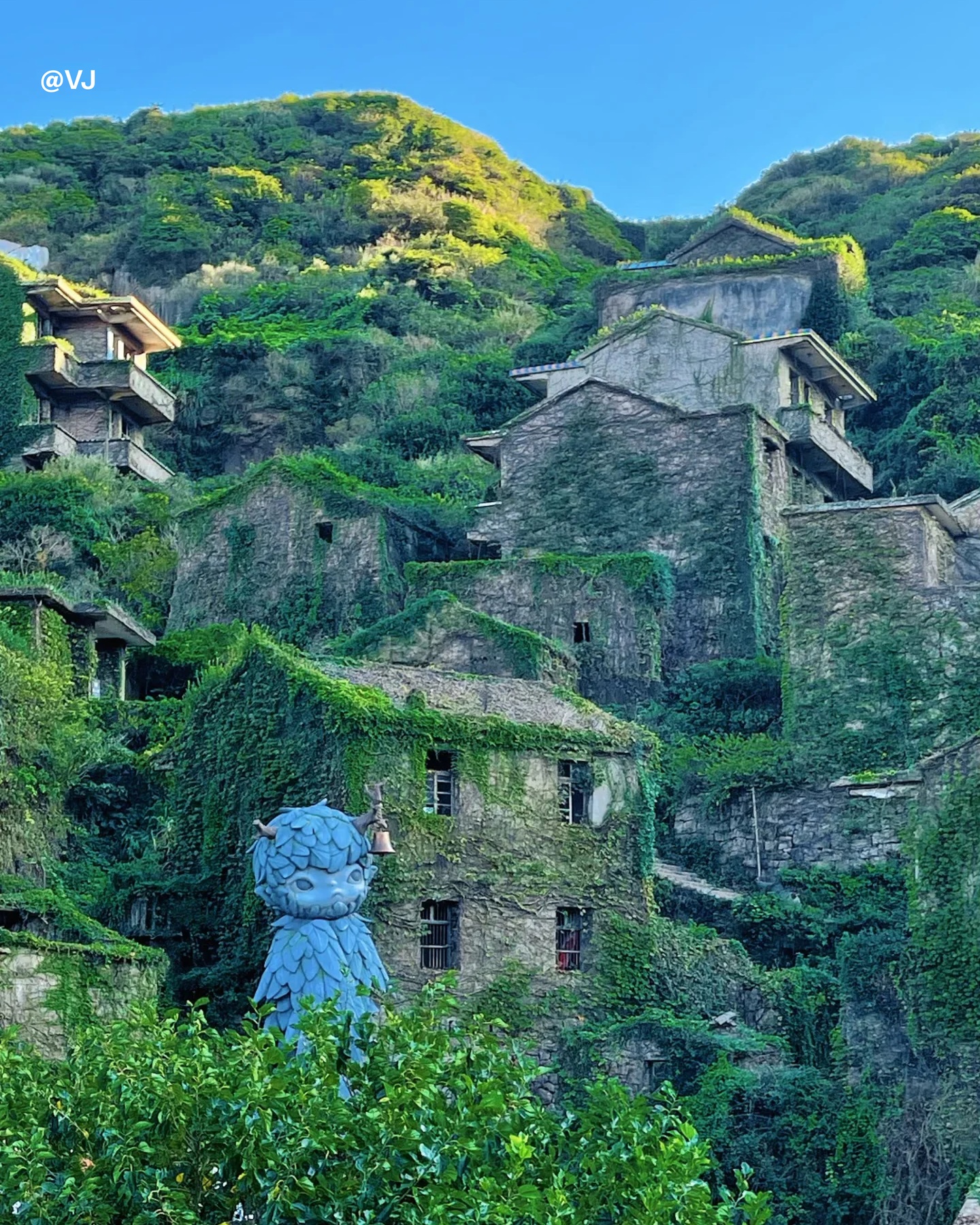 RADII reports on POP MART's art exhibition with Hirono at Hou Tou Wan abandoned fishing village.