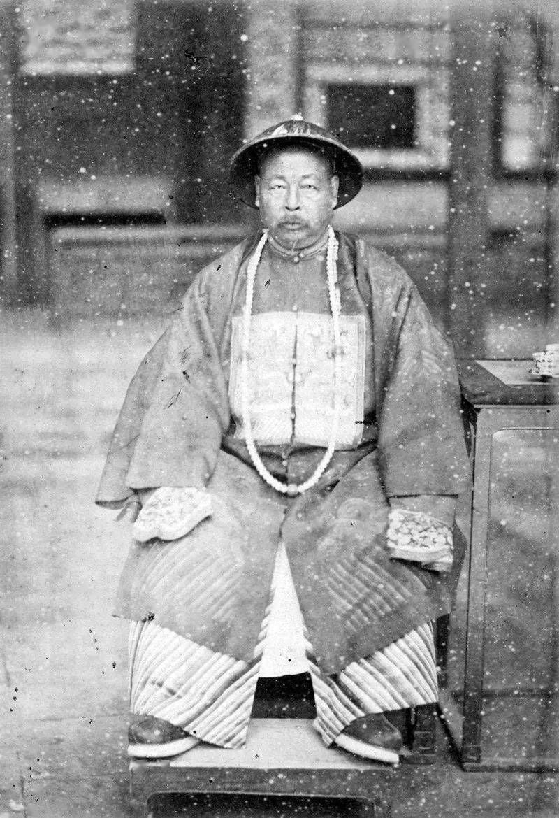 Vintage black-and-white photograph of a Qing-era Chinese official wearing traditional robes and an official hat, often linked symbolically to General Zuo Zongtang in discussions of General Tso Chicken.