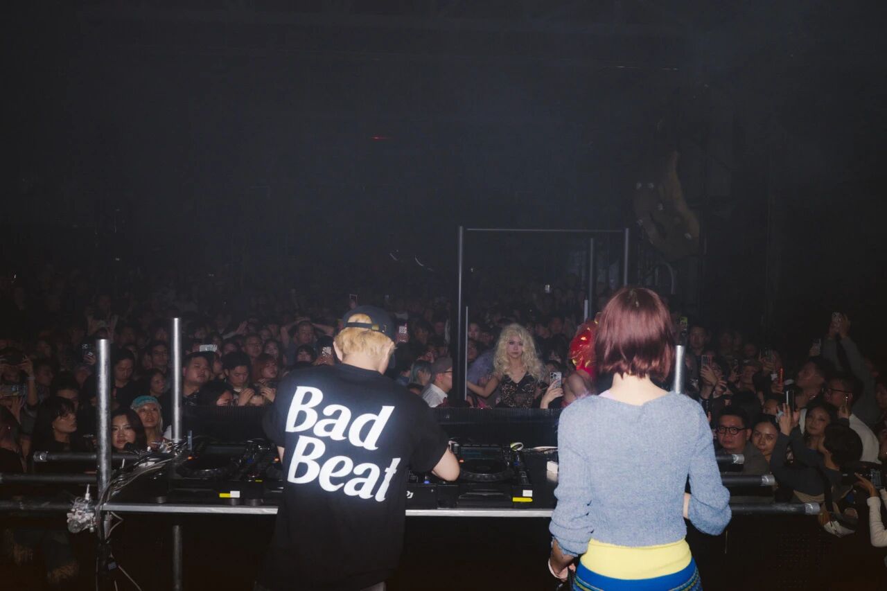 A crowded dance floor at SYSTEM’s anniversary event with lights, fog and ravers moving to the music.