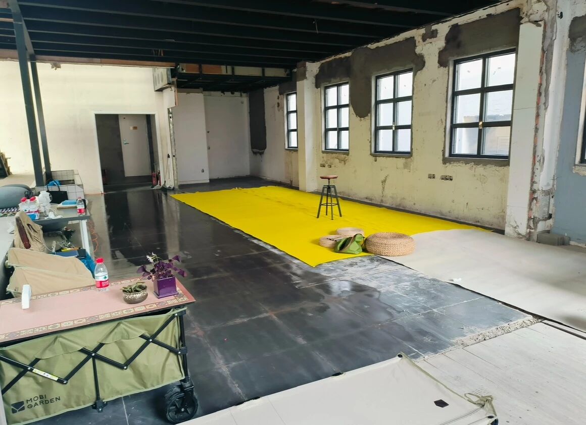 Interior view of New Writing Supermarket’s venue, empty and without ongoing activities, showing the layout of the space.