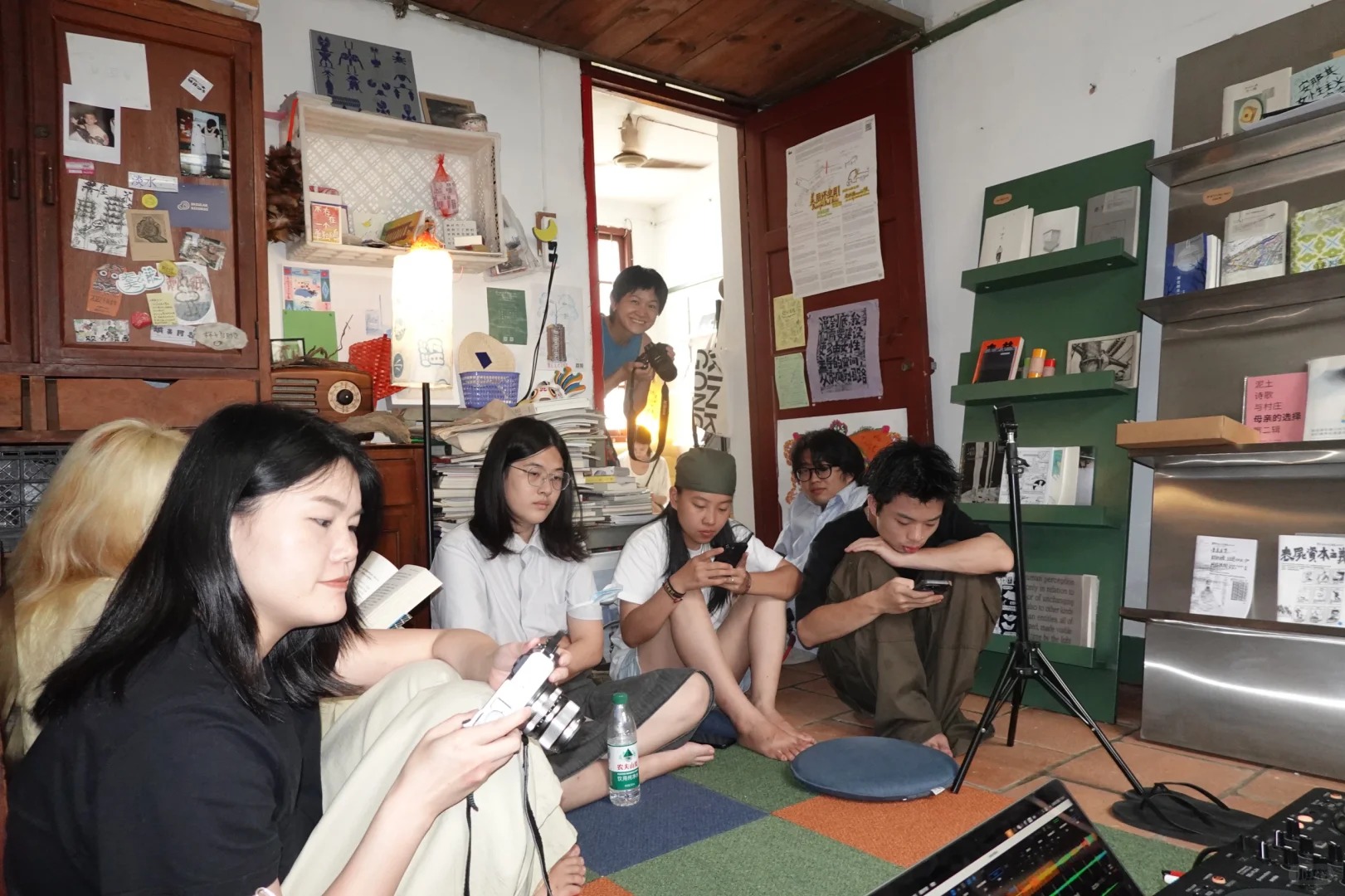 Visitors gather for an event at Muinn-khau, a youth-run cultural space in Zhangzhou, Fujian Province. Photo via Muinn-khau.