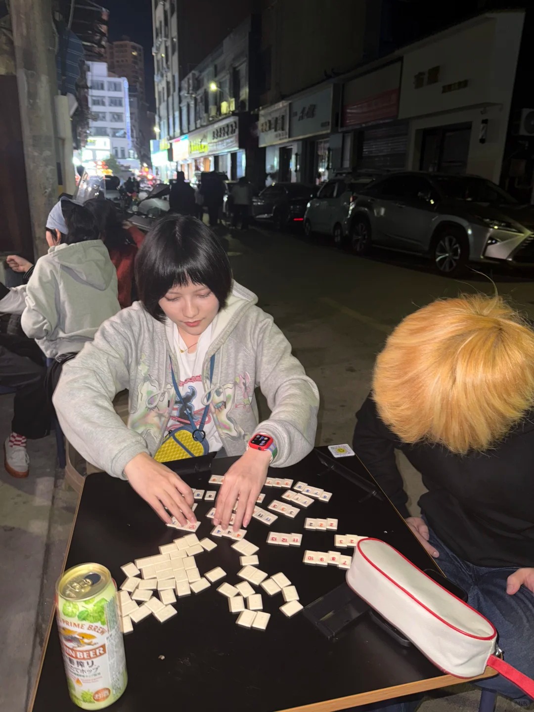 Visitors celebrate the Spring Festival at Zhu Suo by playing mahjong together. Photo via Zhu Suo.