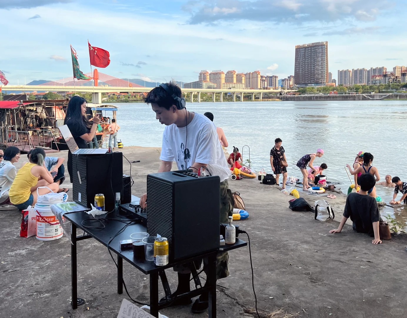 A riverside music session organized by Muinn-khau brings together local residents in Zhangzhou. Photo via Muinn-khau.