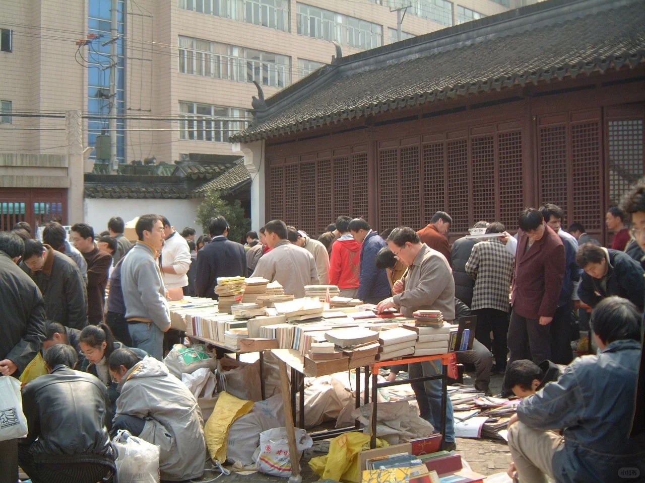Shanghai's largest vintage book market, formerly located at the Shanghai Confucian Temple reopens. Featuring old books, lianhuanhua, posters, magazines, vintage paper relics, and more.