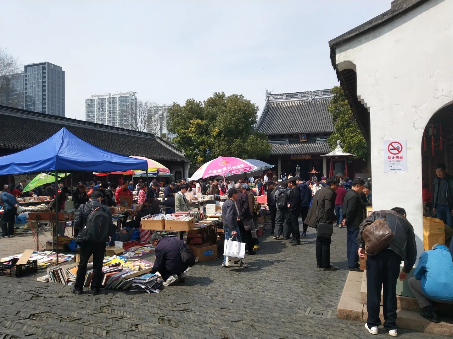 Shanghai's largest vintage book market, formerly located at the Shanghai Confucian Temple reopens. Featuring old books, lianhuanhua, posters, magazines, vintage paper relics, and more.