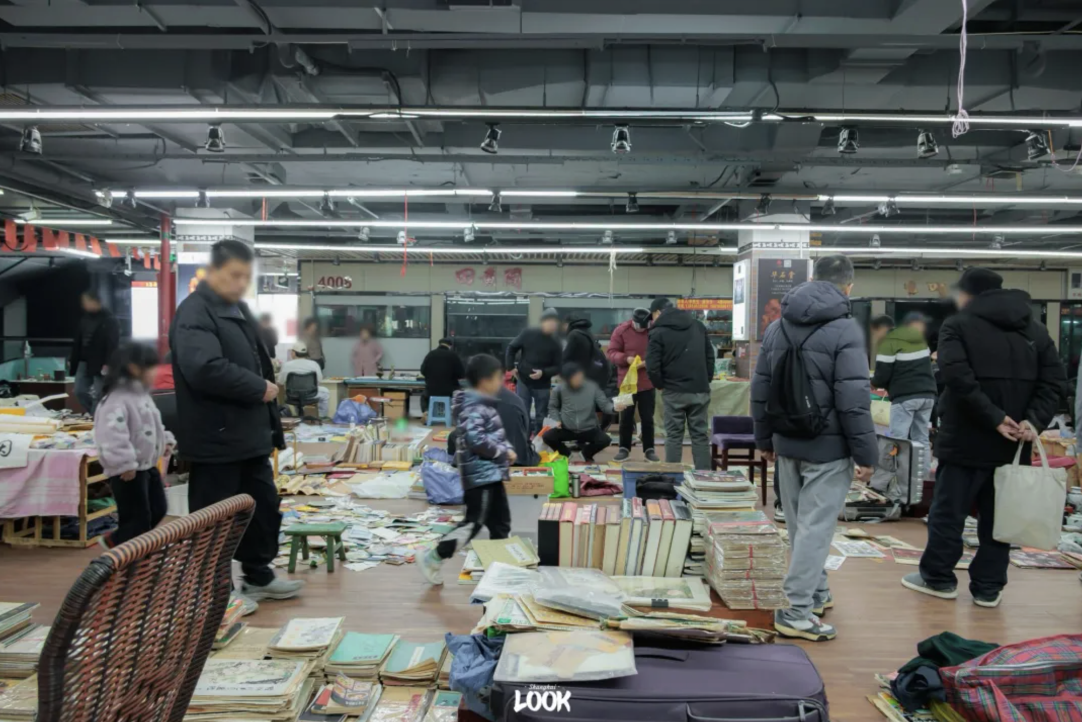 Shanghai's largest vintage book market, formerly located at the Shanghai Confucian Temple reopens. Featuring old books, lianhuanhua, posters, magazines, vintage paper relics, and more.
