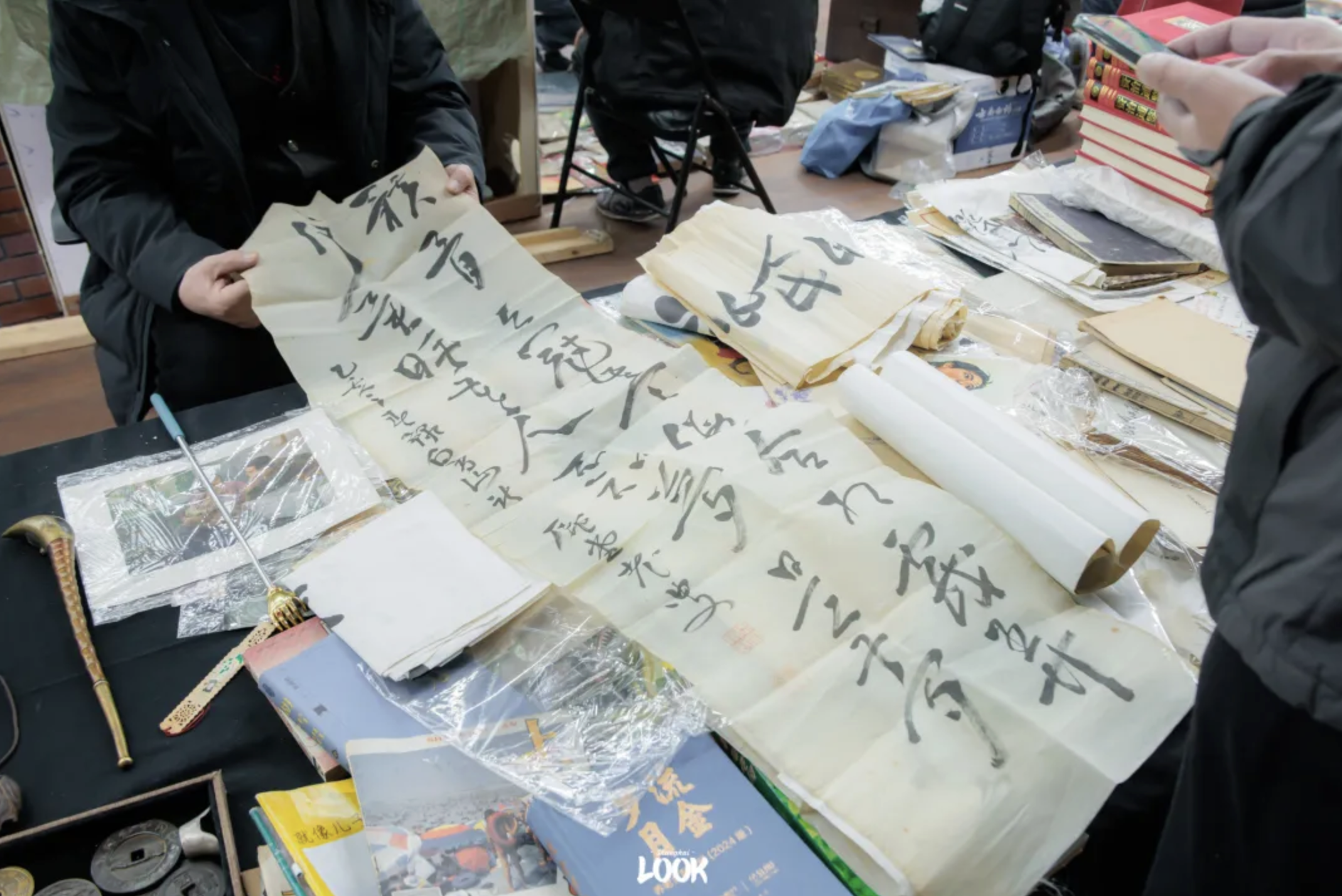 Shanghai's largest vintage book market, formerly located at the Shanghai Confucian Temple reopens. Featuring old books, lianhuanhua, posters, magazines, vintage paper relics, and more.