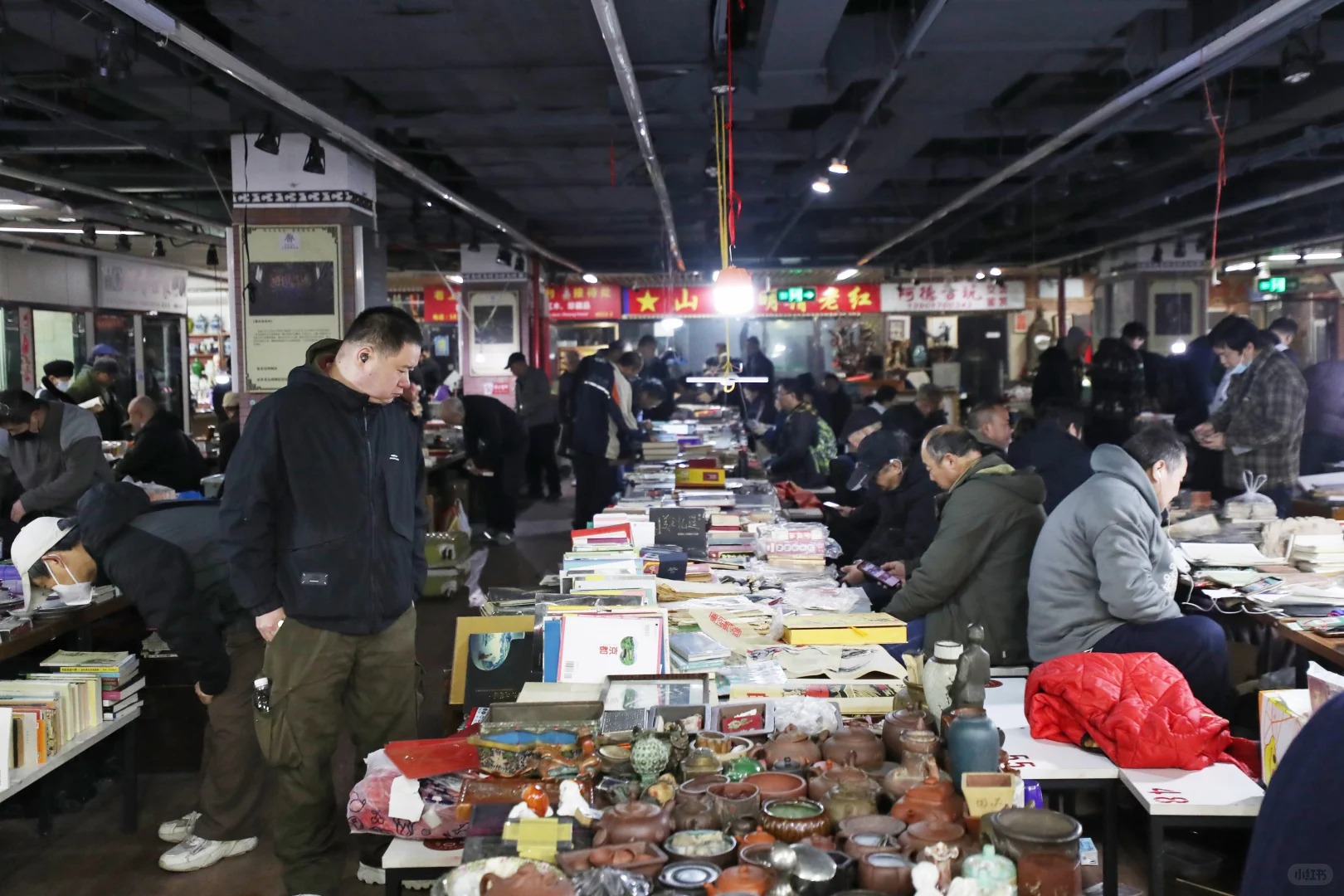 Shanghai's largest vintage book market, formerly located at the Shanghai Confucian Temple reopens. Featuring old books, lianhuanhua, posters, magazines, vintage paper relics, and more.