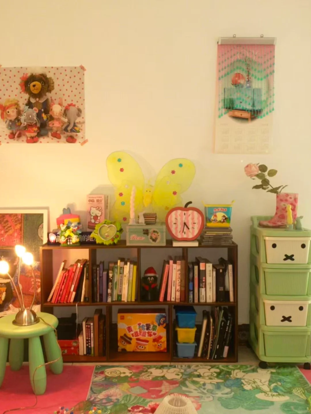 Runbobo's beamed curtain on top of the calendar. Photo via Xiaohongshu. 