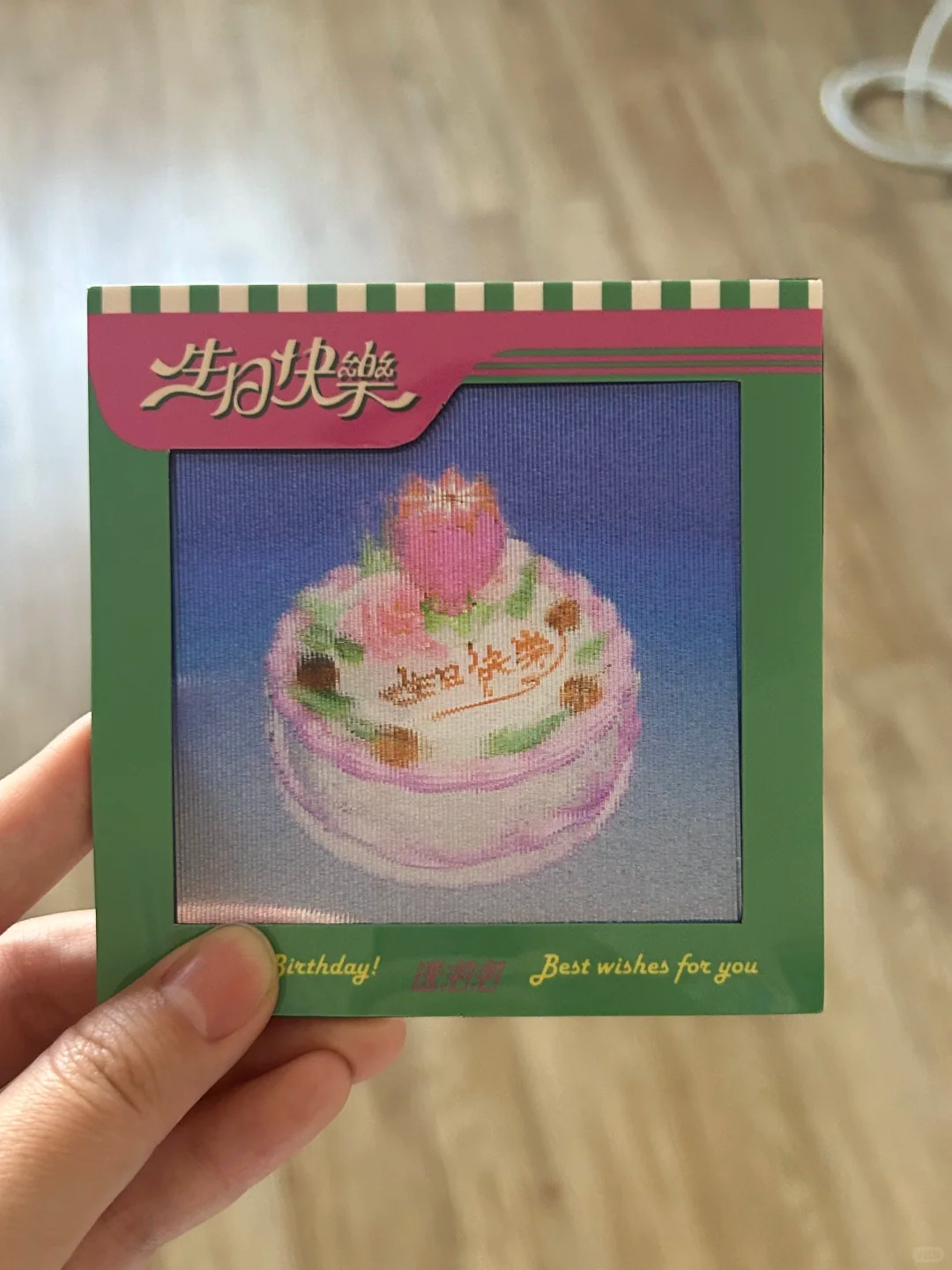 Runbobo's translucent card with the shape of a colorful cake. Photo via Xiaohongshu. 