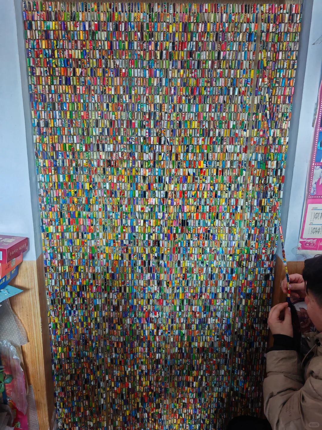 In the 80s people used all the recycled material they could collect to make beamed curtains. This one was made of ice cream wrap. Photo via Xiaohongshu. 