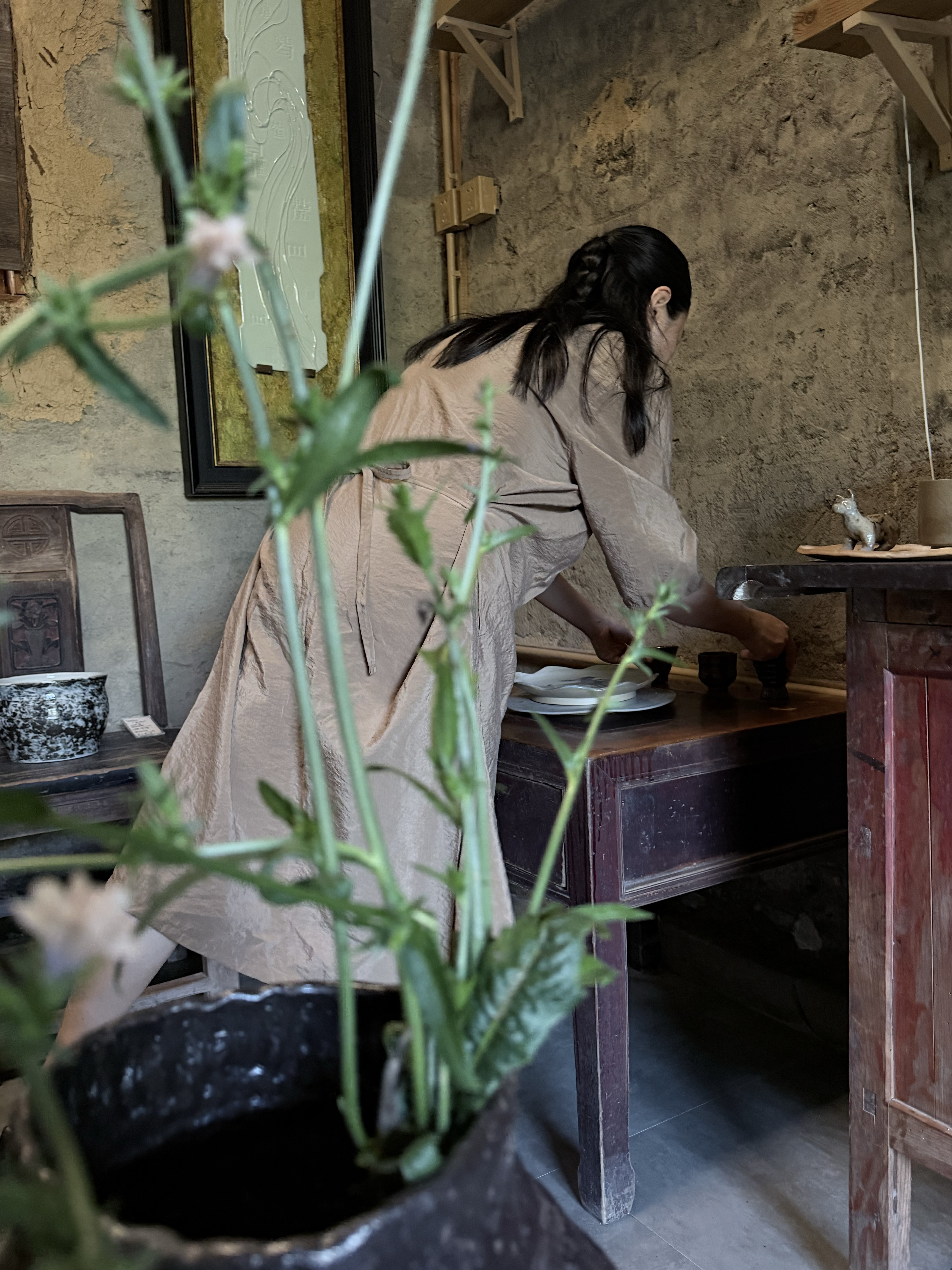 RADII features french quiet luxury brand LEMAIRE's Fall/Winter 2026 campaign and 'Gathering Plates' collaboration with photographer and painter AiHeMei (Xu Jing) and ceramic artist Li Qing.