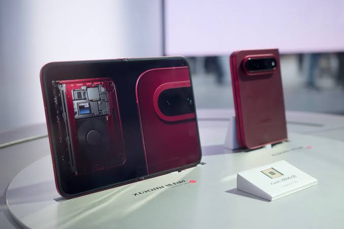 RADII talks about how Xiaomi's CEO Lei Jun unveiled the 18 Fold phone amid prototypes.